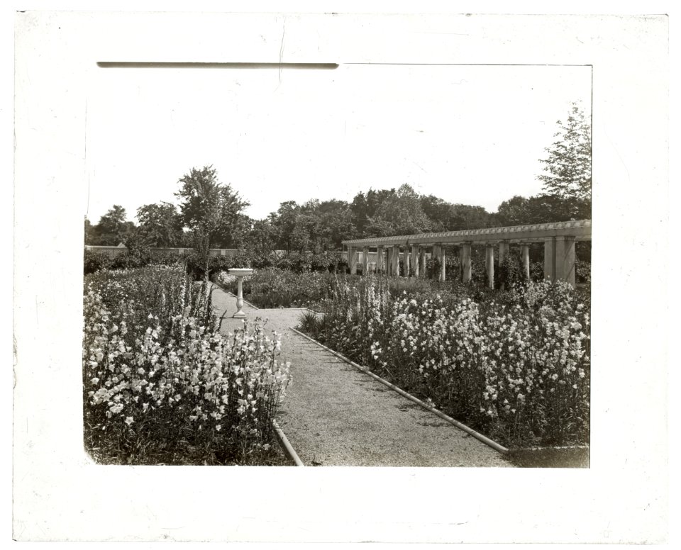 Lake Terrace, John Stoughton Newberry, Jr., house, 99 Lake Shore Drive, Grosse Pointe Farms, Michigan. Pergola garden LCCN2008679215