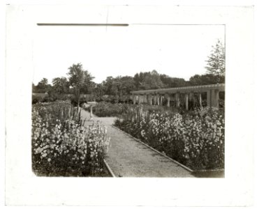 Lake Terrace, John Stoughton Newberry, Jr., house, 99 Lake Shore Drive, Grosse Pointe Farms, Michigan. Pergola garden LCCN2008679215