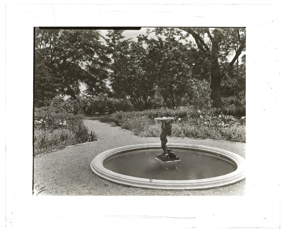Lake Terrace, John Stoughton Newberry Jr. house, 99 Lake Shore Drive, Grosse Pointe Farms, Michigan. Ornamental pool and fountain LCCN2008680124