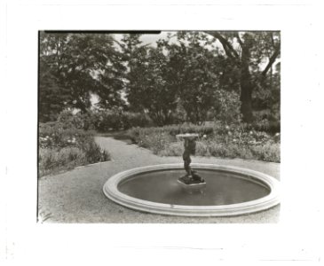 Lake Terrace, John Stoughton Newberry Jr. house, 99 Lake Shore Drive, Grosse Pointe Farms, Michigan. Ornamental pool and fountain LCCN2008680124