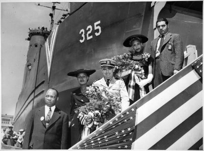 LSM Vessel No. 325 launching party. Mrs. Lula Martin, Chicago, IL, second from the left, was the sponsor, 08-25-1944 - NARA - 513046