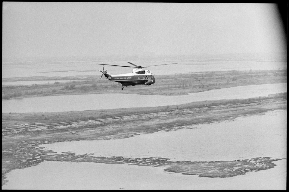 Marine One in flight - NARA - 194719