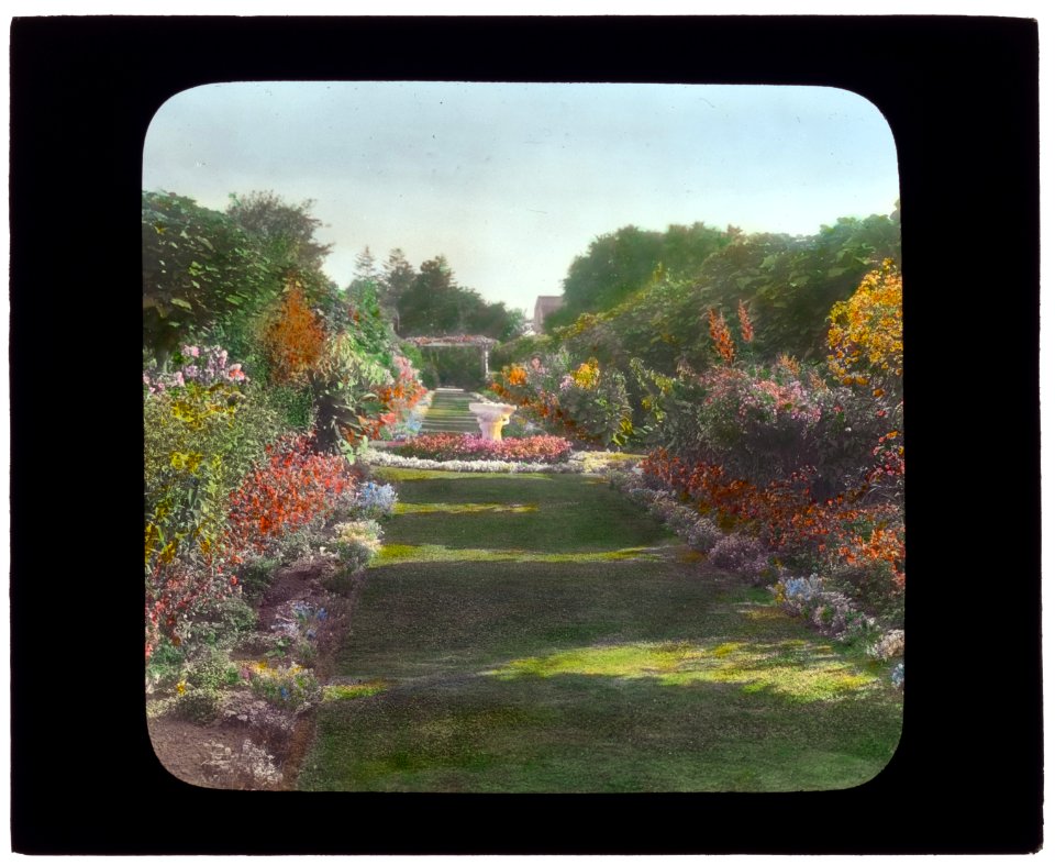 Mariemont, Thomas Josephus Emery house, 386 Greenwood Ave., Middletown, Rhode Island. Flower garden LCCN2008675701