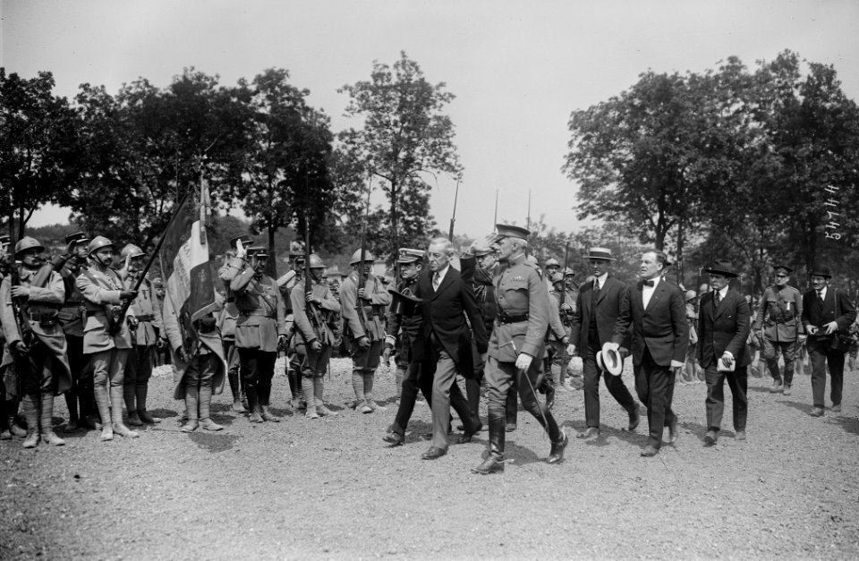 Memorial Day au cimetière de Suresnes, Mr Wilson salue le drapeau français