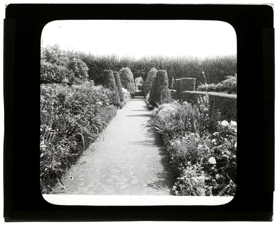 Maudesleigh, Frederick Strong Moseley house, Newburyport, Massachusetts. Pathway, upper terrace garden LCCN2008680061