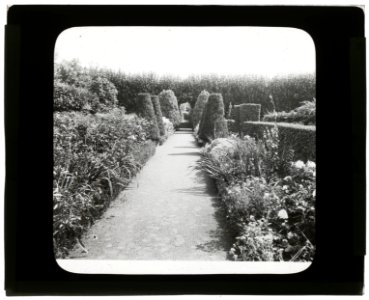 Maudesleigh, Frederick Strong Moseley house, Newburyport, Massachusetts. Pathway, upper terrace garden LCCN2008680061