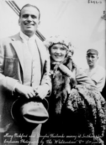 Mary Pickford and Douglas Fairbanks arriving at Southampton, exclusive photograph by the Walturdaw Co. Ltd. June 21-20 LCCN2014710991
