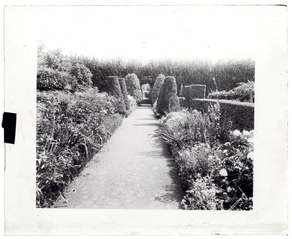 Maudesleigh, Frederick Strong Moseley house, Newburyport, Massachusetts. Pathway, upper terrace garden LCCN2008680060