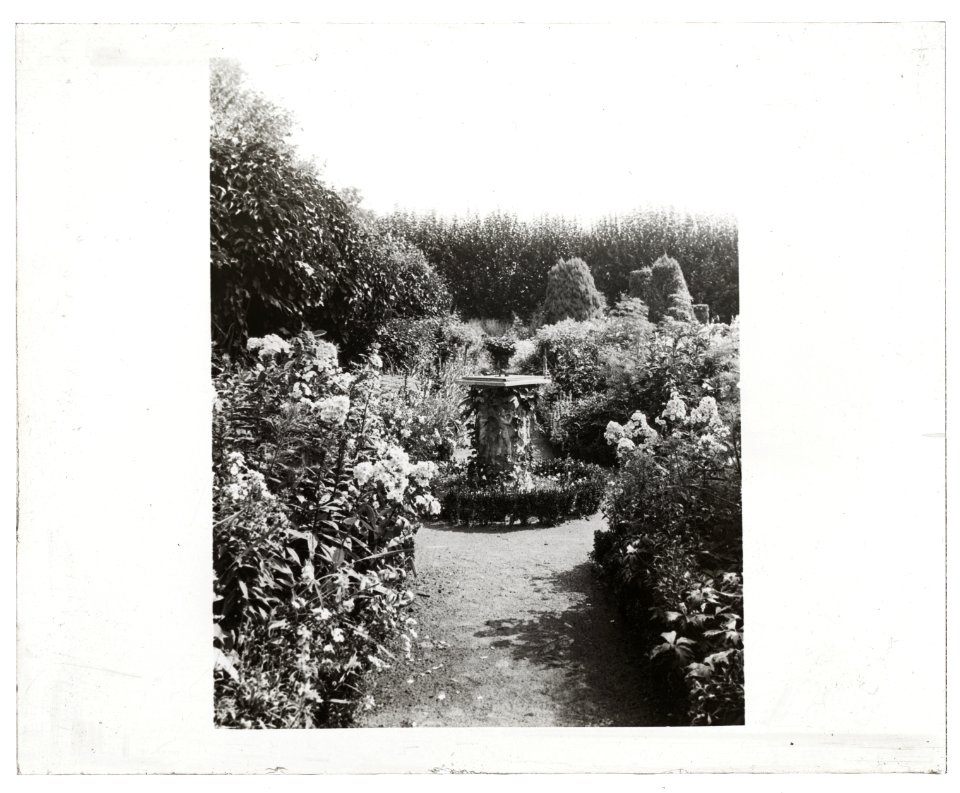 Maudesleigh, Frederick Strong Moseley house, Newburyport, Massachusetts. Sundial, upper terrace garden LCCN2008680111