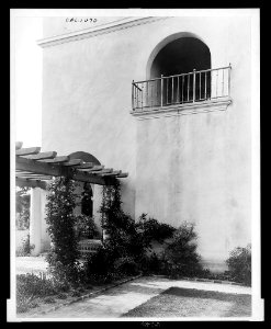 Mi Sueño, Herbert Coppell house, 1245 South Grand Avenue, Pasadena, California. Balcony above pergola LCCN2002735752