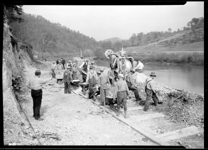 Mixing the first batch of concrete for Crib ^1 on the heavy duty bridge at the site of Norris Dam, just below the... - NARA - 532709