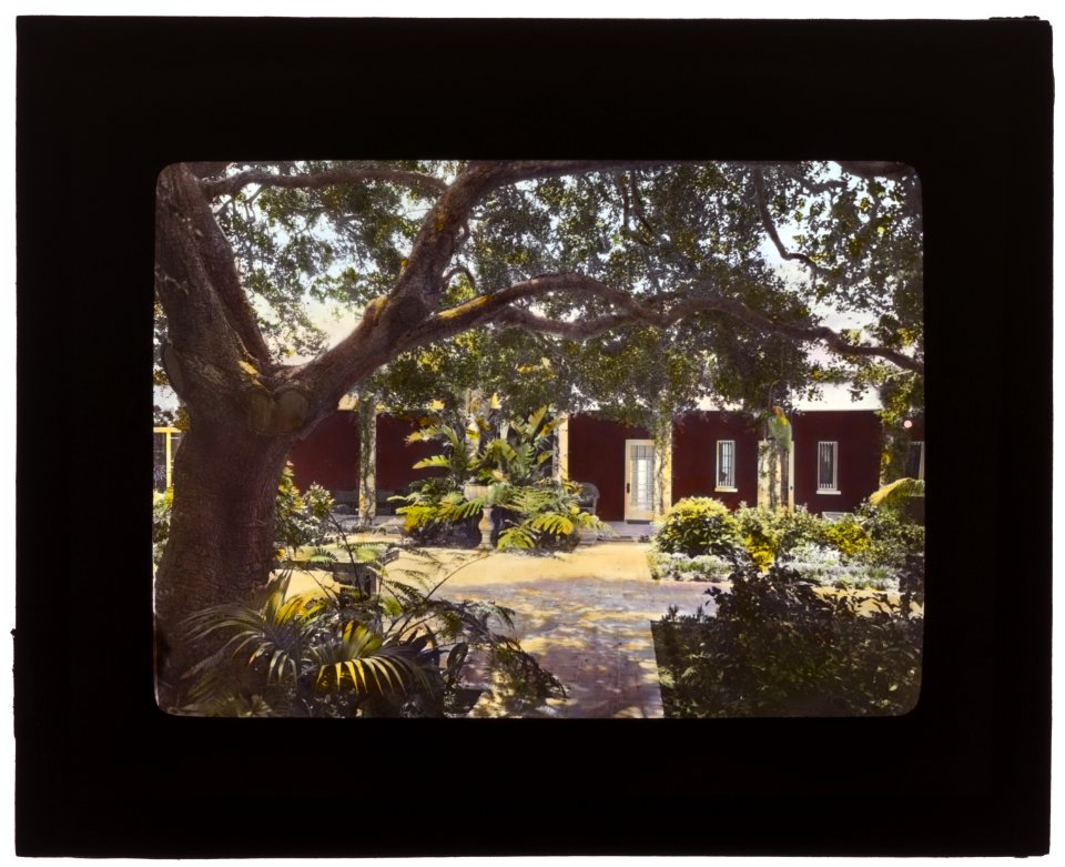 Solana, Frederick Forrest Peabody house, Eucalyptus Hill Road, Montecito, California. Courtyard LCCN2007684903