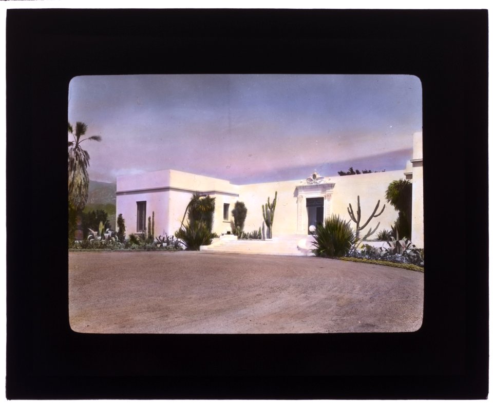 Solana, Frederick Forrest Peabody house, Eucalyptus Hill Road, Montecito, California. Entrance Drive LCCN2007685031