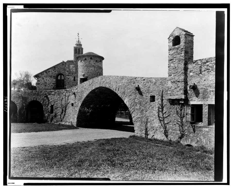 Surprise Valley Farm, Arthur Curtiss James property, Beacon Hill Road, Newport, Rhode Island. Archway with stone buildings LCCN00651312