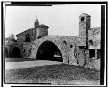 Surprise Valley Farm, Arthur Curtiss James property, Beacon Hill Road, Newport, Rhode Island. Archway with stone buildings LCCN00651312