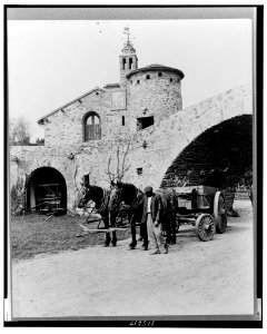 Surprise Valley Farm, Arthur Curtiss James property, Beacon Hill Road, Newport, Rhode Island. Courtyard with wagon and team and African American workman LCCN00651310