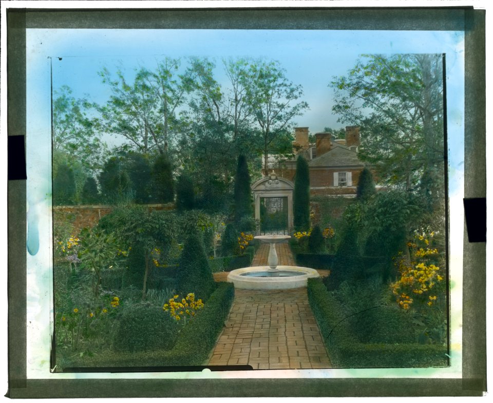 The Causeway, James Parmelee house, 3100 Macomb Street, Washington, D.C. Fountain LCCN2007686319