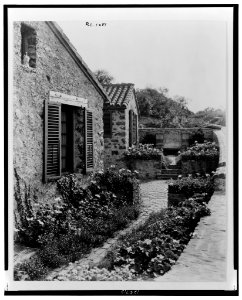 Surprise Valley Farm, Arthur Curtiss James property, Beacon Hill Road, Newport, Rhode Island. Farmer cottages LCCN00651302