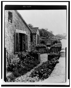 Surprise Valley Farm, Arthur Curtiss James property, Beacon Hill Road, Newport, Rhode Island. Farmer cottages LCCN00651303