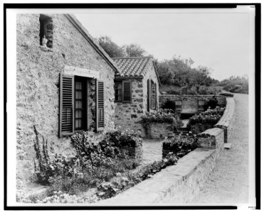 Surprise Valley Farm, Arthur Curtiss James property, Beacon Hill Road, Newport, Rhode Island. Farmer cottages LCCN00651304