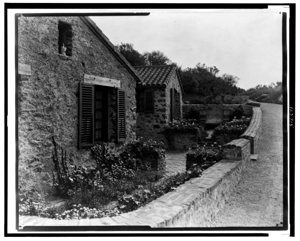 Surprise Valley Farm, Arthur Curtiss James property, Beacon Hill Road, Newport, Rhode Island. Farmer cottages LCCN00651305