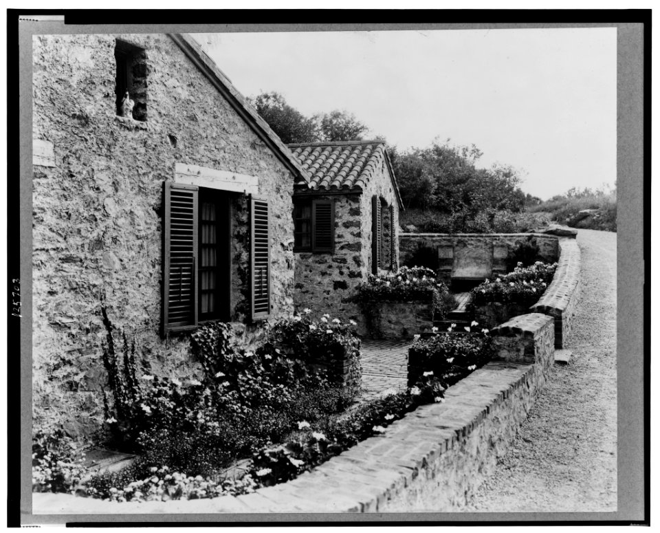 Surprise Valley Farm, Arthur Curtiss James property, Beacon Hill Road, Newport, Rhode Island. Farmer cottages LCCN00651306