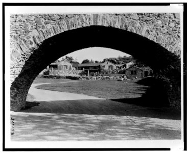 Surprise Valley Farm, Arthur Curtiss James property, Beacon Hill Road, Newport, Rhode Island. Stone cottages through archway LCCN00651318