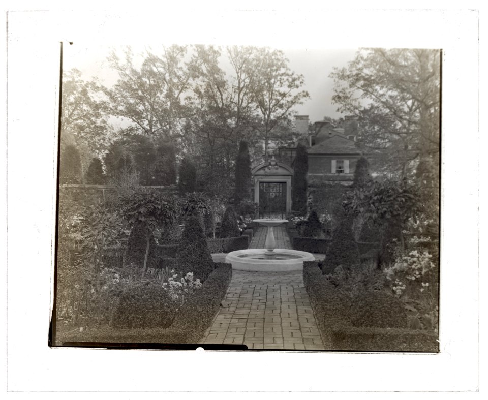 The Causeway, James Parmelee house, 3100 Macomb Street, Washington, D.C. Fountain LCCN2008680065