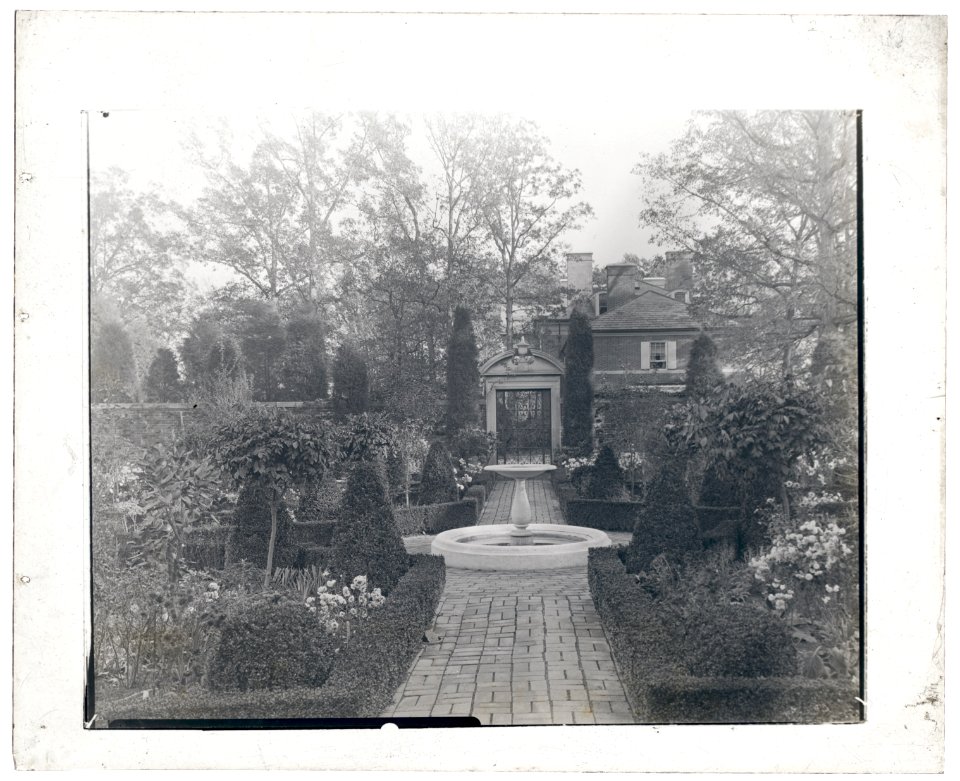 The Causeway, James Parmelee house, 3100 Macomb Street, Washington, D.C. Fountain LCCN2008680063