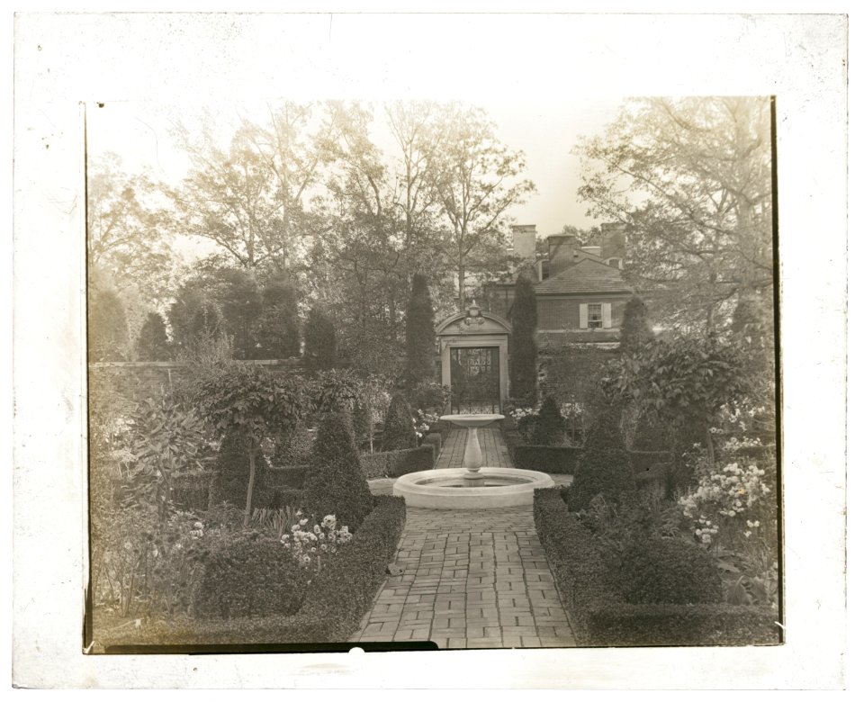 The Causeway, James Parmelee house, 3100 Macomb Street, Washington, D.C. Fountain LCCN2008680064