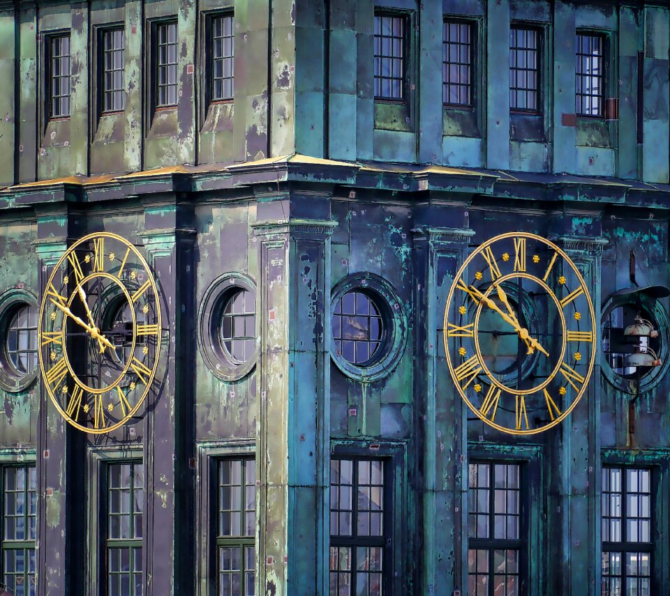 Old facade minute