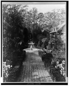 The Causeway, James Parmelee house, 3100 Macomb Street, Washington, D.C. Fountain) - photo by Frances Benjamin Johnston LCCN2002697896