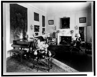 The Causeway, James Parmelee house, 3100 Macomb Street, Washington, D.C. Interior, living room) - photo by Frances Benjamin Johnston LCCN2002709164