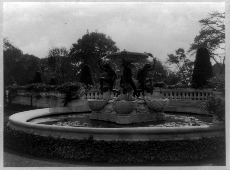 The Elms, Edward Julius Berwind house, 367 Bellevue Avenue, Newport, Rhode Island. Fountain Alley LCCN92504841