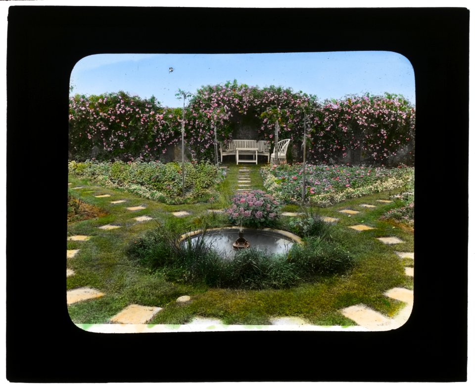 The Dunes, Frank Bestow Wiborg house, Highway Behind the Pond, East Hampton, New York. Fountain in pool LCCN2007685902