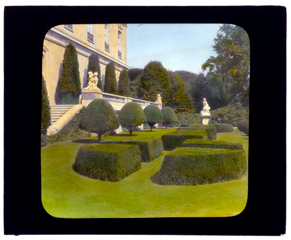 The Elms, Edward Julius Berwind, 367 Bellevue Avenue, Newport, Rhode Island. Boxwood parterre LCCN2008678483
