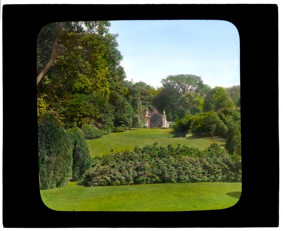 The Elms, Edward Julius Berwind, 367 Bellevue Avenue, Newport, Rhode Island. View to entrance gates LCCN2008676043