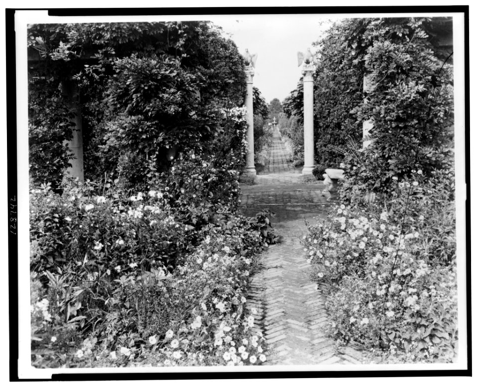 The Orchard, James Lawrence Breese house, 151 Hill Streeet, Southampton, New York. Pathway with eagle columns) LCCN2001696954
