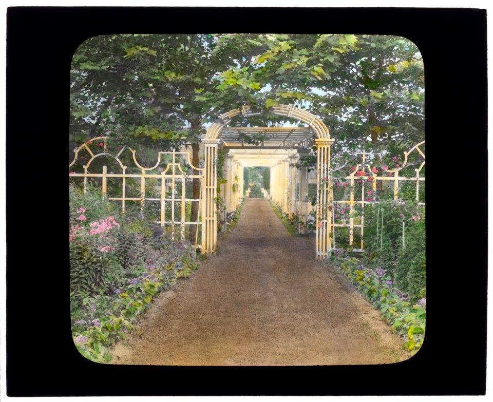 The Fens, Lorenzo Easton Woodhouse house, Huntting Lane, East Hampton, New York. Pergola LCCN2008675751