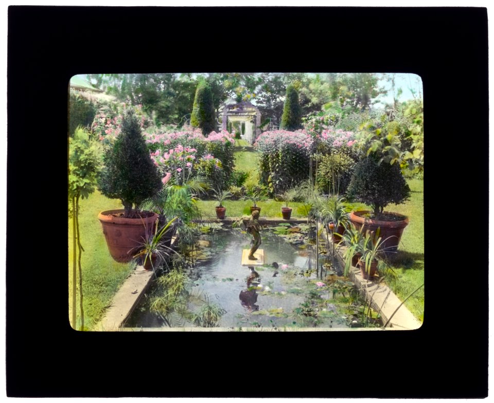 The Fens, Lorenzo Easton Woodhouse house, Huntting Lane, East Hampton, New York. Reflecting pool LCCN2008675708