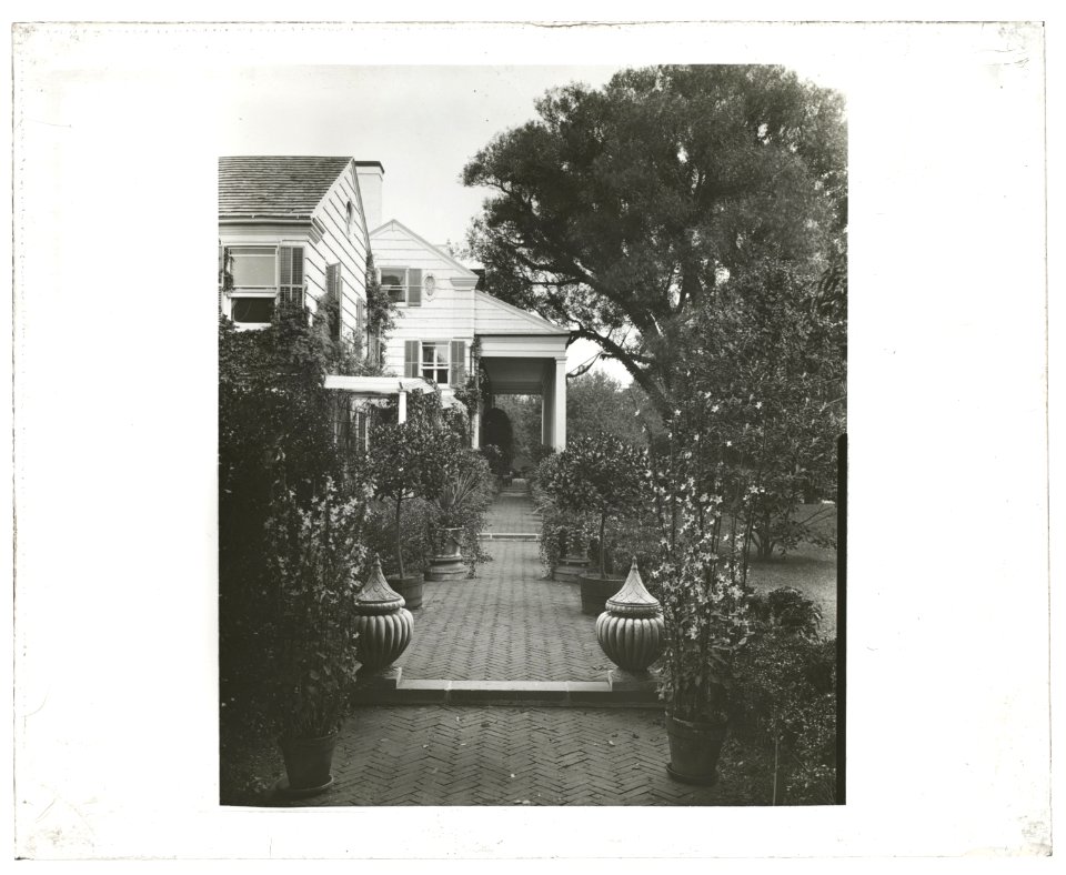 The Orchard, James Lawrence Breese house, 151 Hill Streeet, Southampton, New York. Pathway to house LCCN2008680101