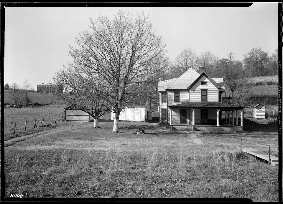 The homestead of Sherman Stiner, Lead Mine Bend, Union County, Tennessee. Mr. Stiner is a prosperous and progressive... - NARA - 532726