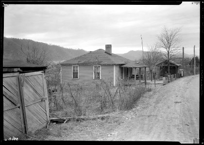 The house of a workman employed by Southern Potteries, Elroy, Tennessee. - NARA - 532760 photo