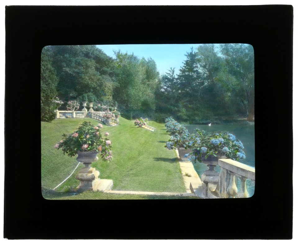 Thornedale, Oakleigh Thorne house, Millbrook, New York. Lawn to pond LCCN2008676084