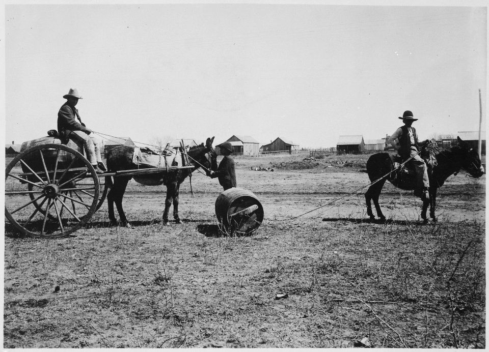 Two common methods of hauling water in Old Mexico and southwestern United States ... Encinal, Tex., 1905. - NARA - 513363
