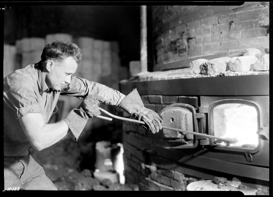 Walter Hensley, head kiln fireman at Southern Potteries, Elroy, Tennessee. Hensley came to the Potteries from a... - NARA - 532757