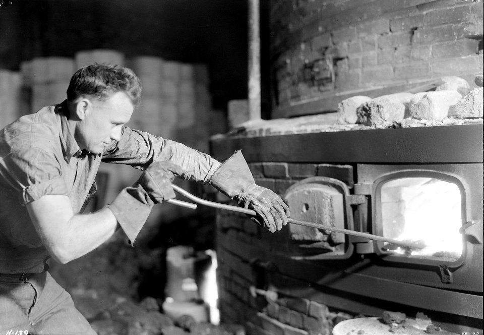 Walter Hensley, head kiln fireman at Southern Potteries, Elroy, Tennessee. Hensley came to the Potteries from a... - NARA - 532757