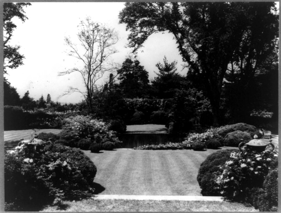Welwyn, Harold Irving Pratt house, 100 Crescent Beach Road, Glen Cove, New York. View from living room to sunken garden LCCN92500535