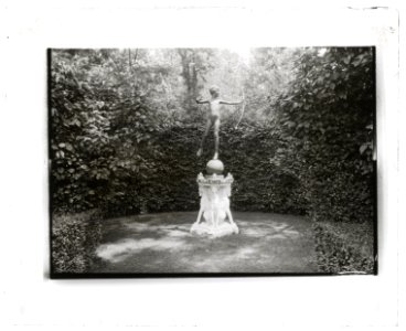 Welwyn, Harold Irving Pratt house, 100 Crescent Beach Road, Glen Cove, New York. The Young Diana sculpture in garden LCCN2008677778