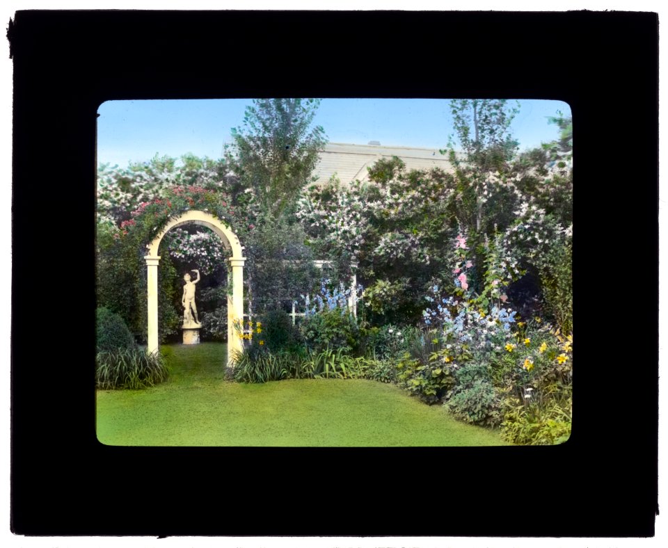 Westlawn, Edward Tiffany Dyer house, Great Plains Road, Southampton, New York. Rose arbor and statue LCCN2008675710